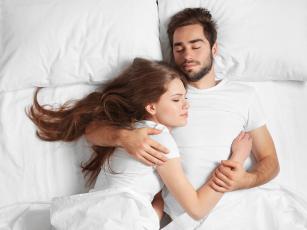Poze za spavanje govore kakva Vam je veza